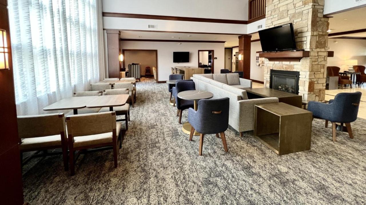 Staybridge Suites Milwaukee West-Oconomowoc By Ihg Exteriör bild