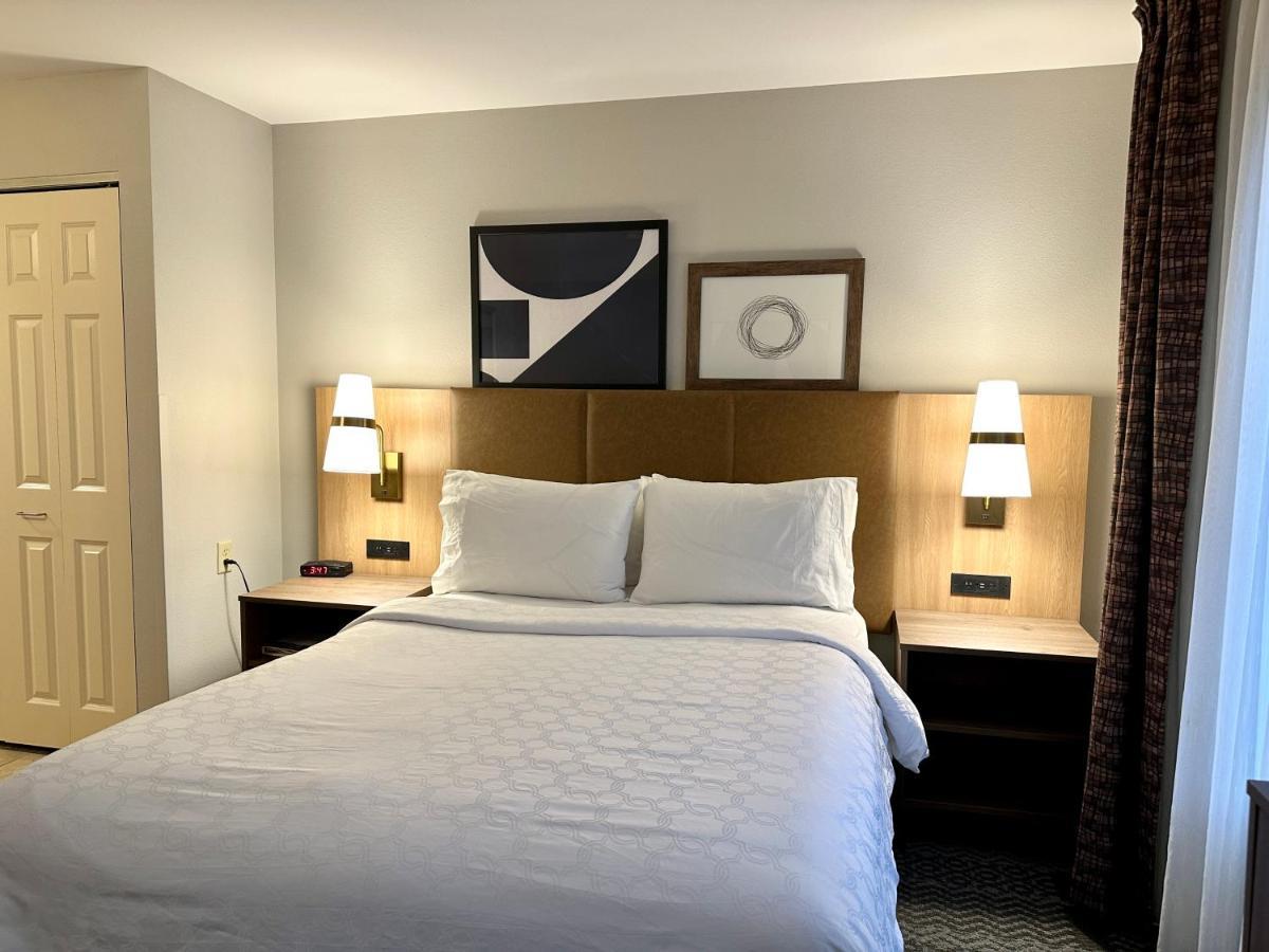 Staybridge Suites Milwaukee West-Oconomowoc By Ihg Exteriör bild