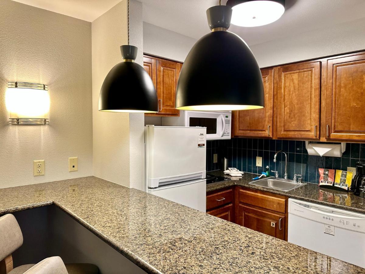 Staybridge Suites Milwaukee West-Oconomowoc By Ihg Exteriör bild