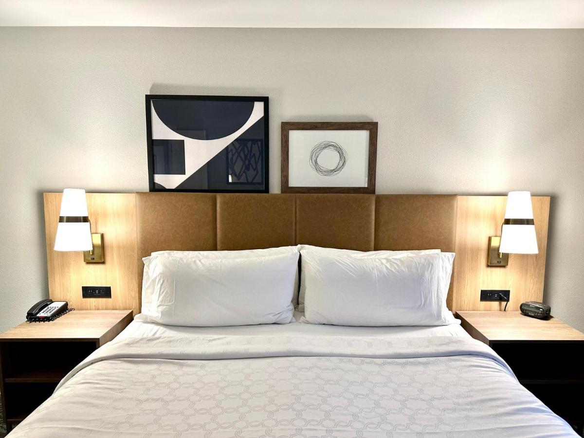 Staybridge Suites Milwaukee West-Oconomowoc By Ihg Exteriör bild