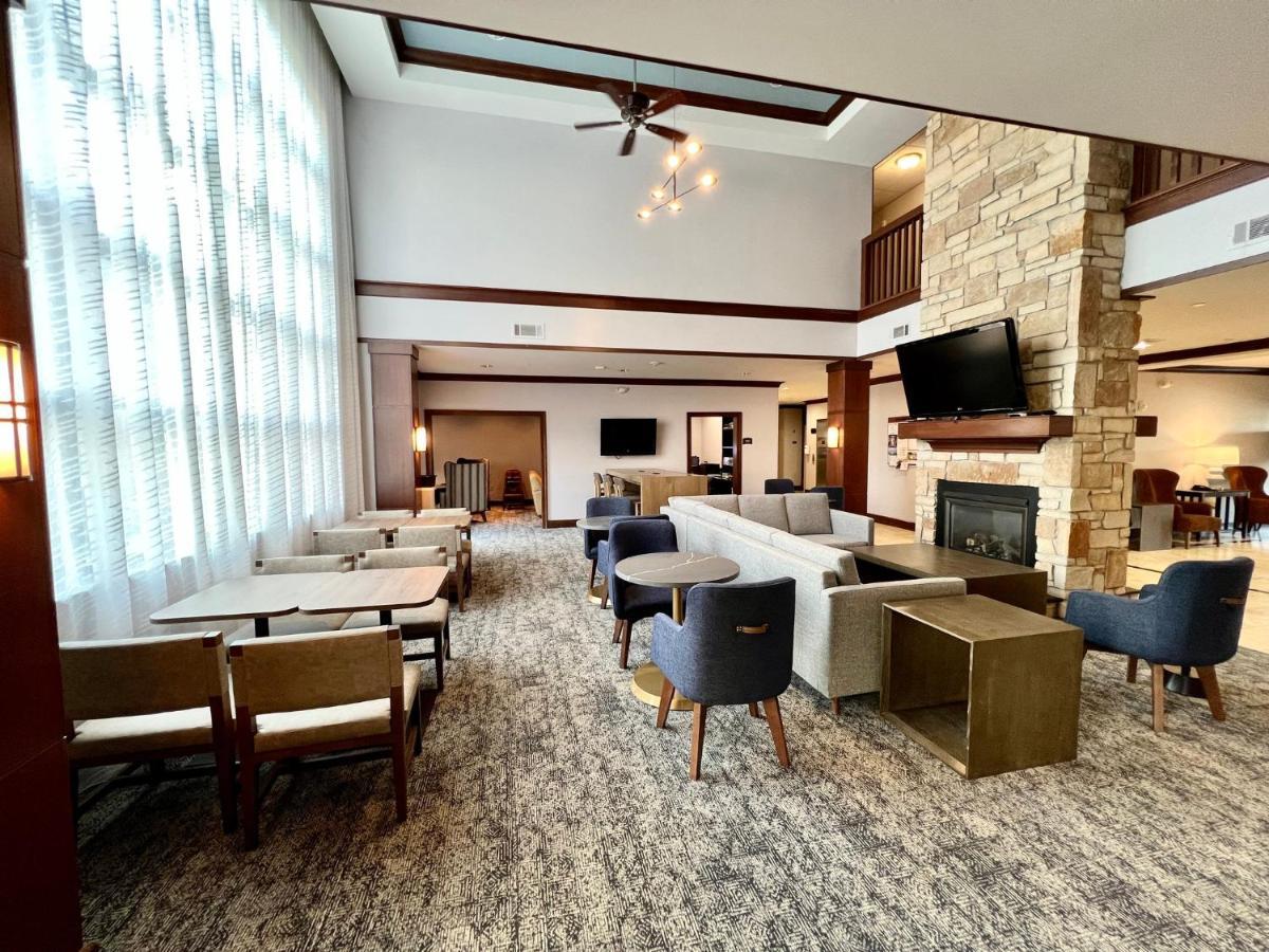 Staybridge Suites Milwaukee West-Oconomowoc By Ihg Exteriör bild