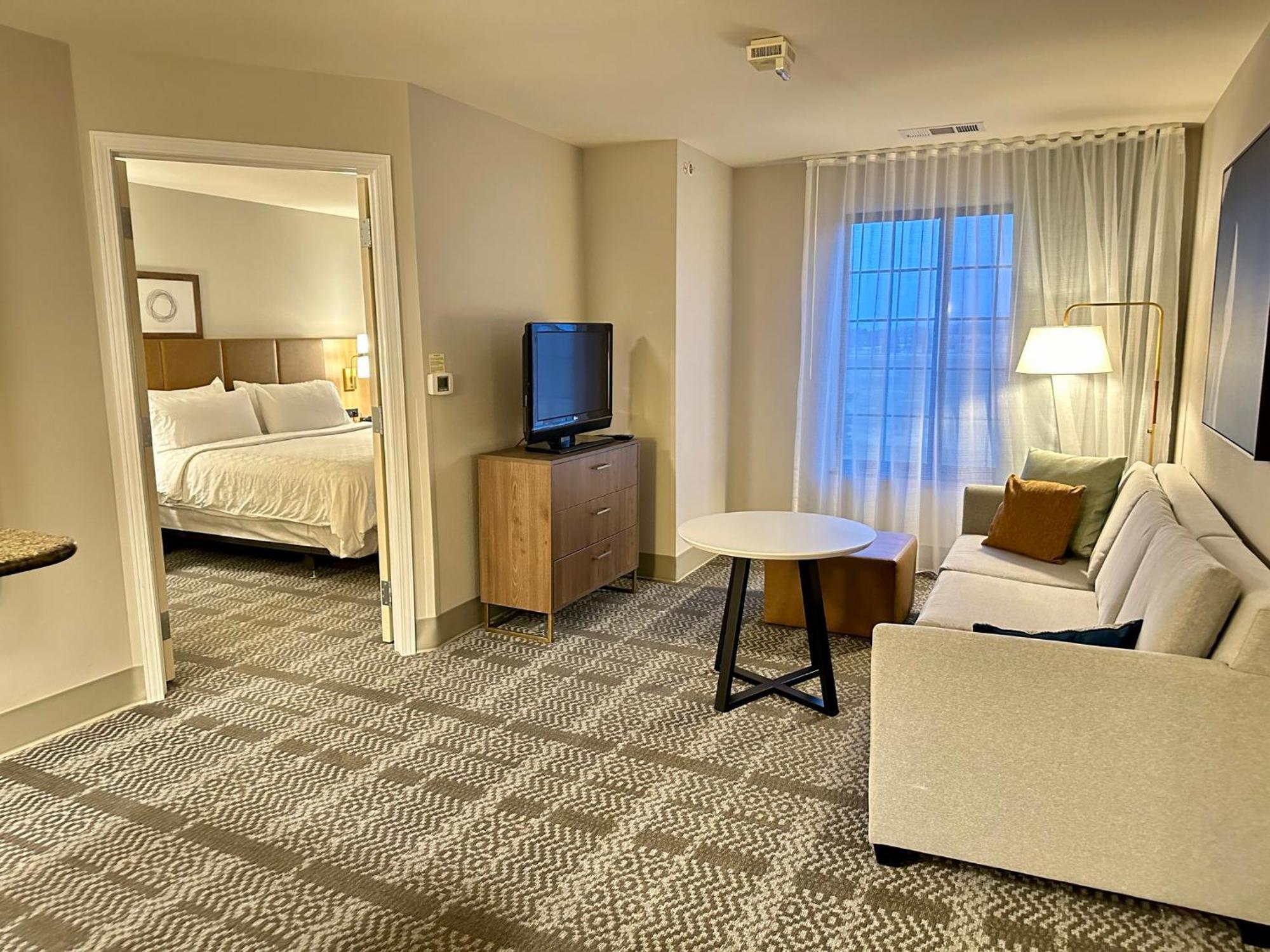 Staybridge Suites Milwaukee West-Oconomowoc By Ihg Exteriör bild