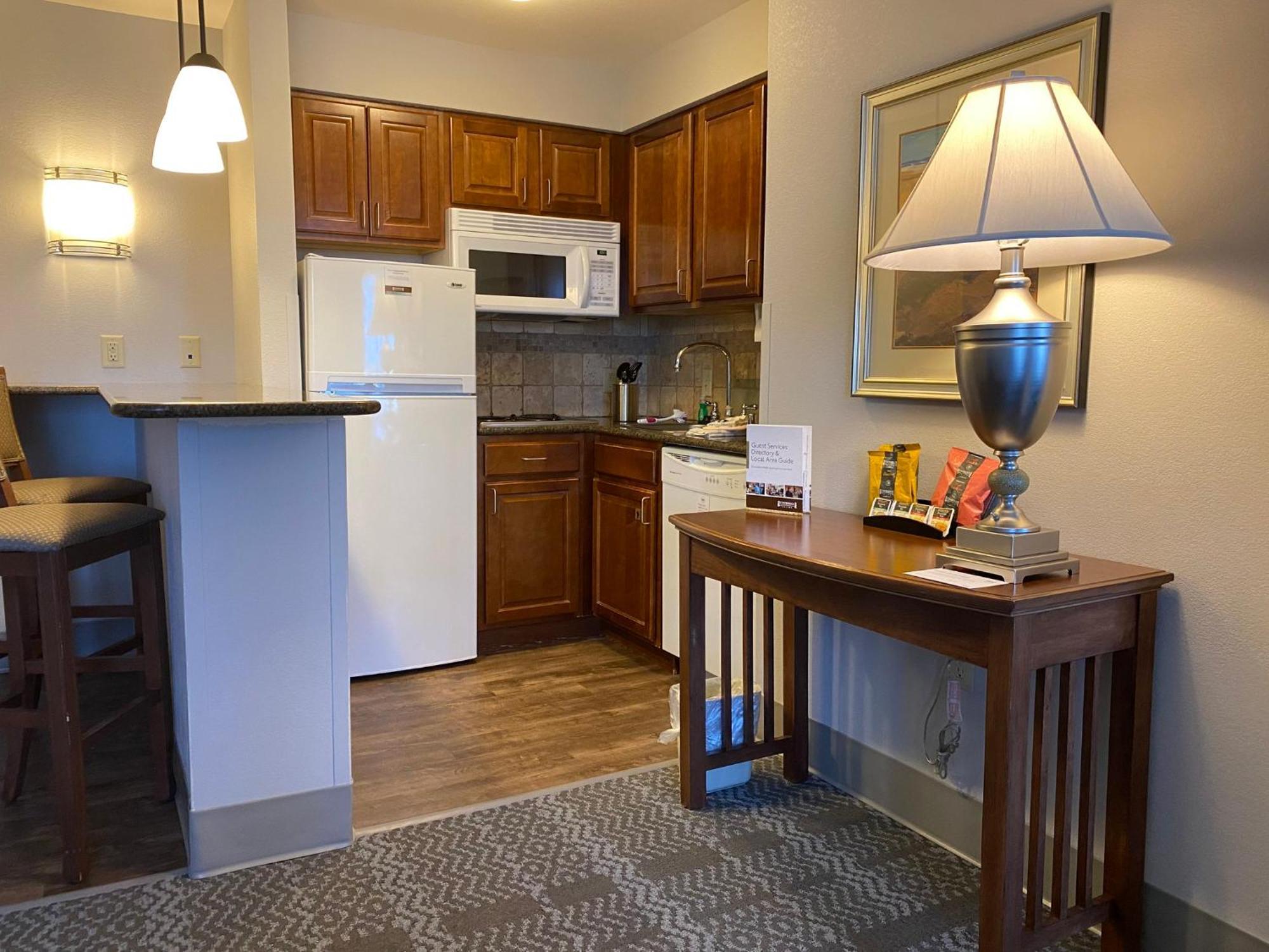 Staybridge Suites Milwaukee West-Oconomowoc By Ihg Exteriör bild